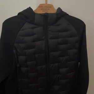 Everest jacka  - Hej säljer en helt ny Everest jacka den är cirka 2 månader gammal bara prövat inte haft på mig någon gång för att de inte passar. 