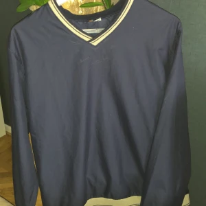 Sportig Långarmad tröja - Hej! Säljer en fin tröja som jag inte längre använder. Ge förslag på pris så kan vi lösa något. Har inga defekter 