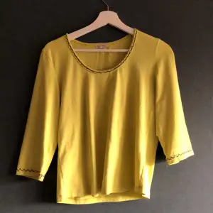 Hej! Säljer en tröja med en härlig färg. Säljer för jag inte har användning utav den och den har inga defekter!