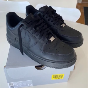 Nike AIR FORCE-1 44 10,00 28cm - Mkt fina skor. Knappt använda.  Minimala röda färgstänk fram på höger sko(kan skicka fler foton ok;)  Perfekta nu för höst/vinter.  FRAKT TILLKOMMER 73:-