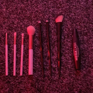 Smink - Säljer allt detta för 25kr allt är oanvänt, har endast öppnat mascaran Kan gå att få nåt separat om man vill Hör av dej för fler frågor, bilder eller intresse🥰