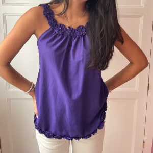 Såå fin lila topp med blommigt broderi💜 - Fint skick och supersöta blommiga detaljer, fin i ryggen. Passar så bra till en utekväll! 💜💙💜