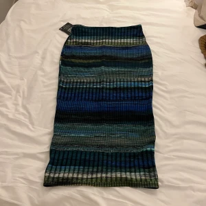 Midi kjol - Midi kjol från Nelly. Aldrig använd.  