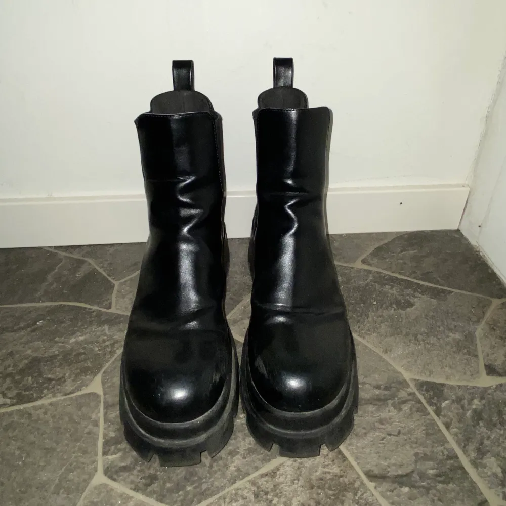 Säljer ett par chunky boots från Zara i strl 39. Skorna är i använt skick (obs finns repa på innersidan av skornas framsida pga stött ihop med varandra, syns på bild 2) Utöver det är skorna i bra skick. Säljs för 150kr. . Skor.