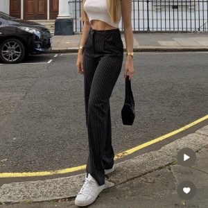 Kostymbyxor - Säljer dessa superfina långa kostymbyxor från NA-KD då de inte passade mig, aldrig använda endast testade❤️‍🔥De är köpt för 549kr och slutsålda! Köparen står för frakten