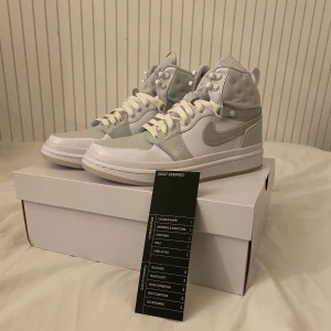 Jordan 1 Acclimate - Perfekta vintersneakers (Jordan 1’s): vinterfodrade med extra mönsterdjup i sulan och vattentäta upp till vristen.  Storlek: EU40 Färg: Vita/Gråa 