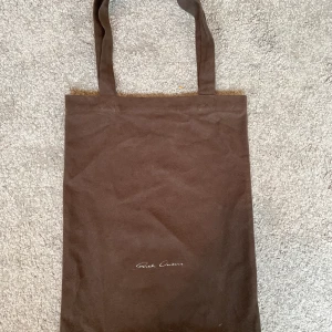 Rickowens totebag - Rick owens mainline totebag, helt ny, skitdnygg brun färg, perfekt till skolan eller bara för o ha saker typ datorn i, najs accesoar som addar till ens fit Meetup uppsala Frakt 59kr Skriv för frågor