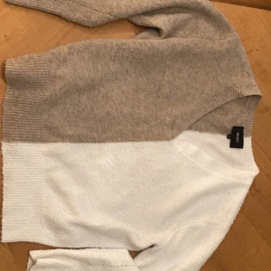Stickad v-ringad tröja beige och vit - Stickad tröja från ca. 2019. Använd men inte sönder och inga fläckar men nopprig. Varm och skön.😋