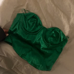 Zara topp - Topp från Zara, endast testad. Storlek S💚