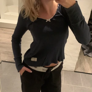 Odd Molly tröja - Marinblå Odd Molly tröja. Använd en gång. Storlek S. Nypris 500 kr. Mitt pris 150 kr sen tillkommer frakt. 