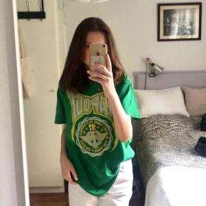 Oversized t-shirt  - Jättecool t-shirt som inte kommer till användning. 💕Använd ett fåtal ggr. Är stl L men beroende på hur oversized man vill ha den funkar allt från xs då jag själv oftast bär xs. Skriv för fler bilder ❤️