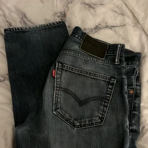 Levis Jeans - säljer dessa super snygga vintage levis jeans, står ingen storlek men skulle anta S, de passar mig bra som har 28/30 i de flesta jeans. finns ett litet hål snett nedaför den vänstra bakfickan som jag sytt, (syns knappt) annars är dem i super bra skick☺️