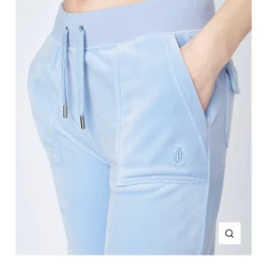 Ljusblåa juicy byxor  - Ett par nästan helt oanvända ljusblåa juicybyxor. Jättefint skick och sköna💙💙 (köptes för 1200kr) skriv om du vill ha bättre bilder