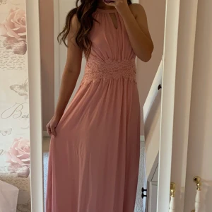 Klänning  - Superfin klänning från vila i strl 38. Använder fåral är i bra skick.  Kan mötas upp i stockholm eller fraktar. Köpare står i frakt.  Retuering är ej möjligt. Köpt för 800kr och säljer 200kr. Kan skicka fler bilder vid önskemål!💕 