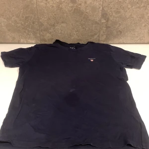 Gant t-shirt - Säljer min gant T-shirt för att den har blivit för liten    Skick 8/10  Den är skrynklig men de går att fixa