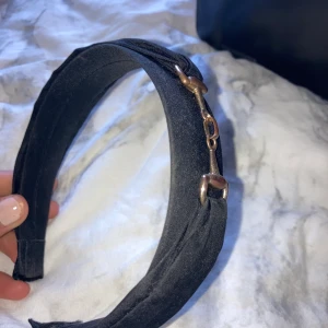 Diadem - Säljer detta svarta diadem med en gullig detalj på toppen från ur&penn. Ganska bra skick då den inte är använd alls, nypris 150kr