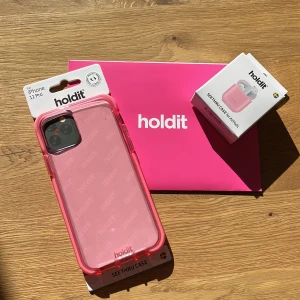 Mobilskal, skal till airpods - Helt oanvända i obrutna förpackningar, rosa silikon båda två✨ Nypris mobil: 249kr, mitt pris 140kr Nypris airpod: 199kr mitt pris 100kr (köparen står för frakt)