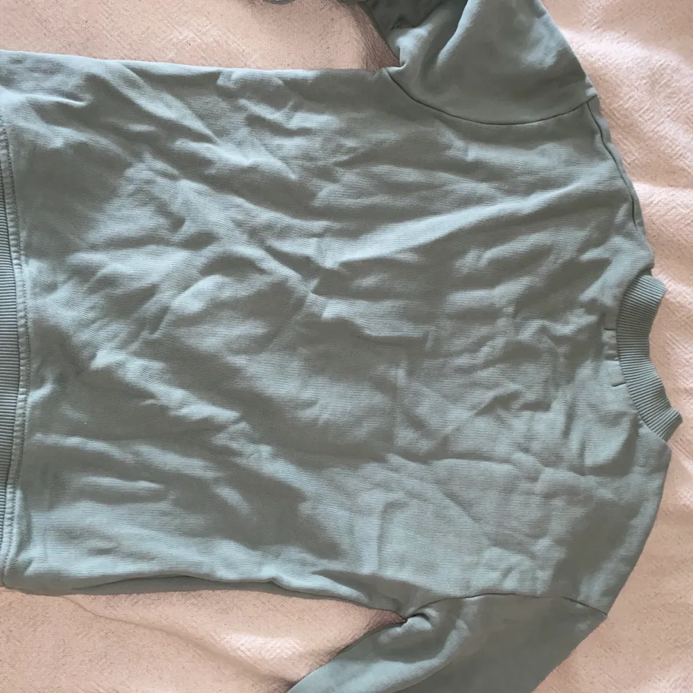 Grön/mintgrön sweatshirt med trycket ”Good Vibes” på ena bröstet. I storlek xxs, men skulle säga att den passar en xs. Använd flera gånger, men i godkänt skick. Köparen står för frakt. Pris kan diskuteras. . Hoodies.