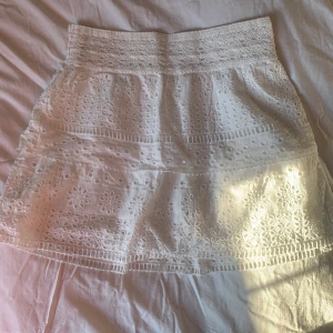 Volang kjol - Trendig volang kjol från zara. Aldrig använd. Köp pris ca 300 kr startpris 70 kr❤️