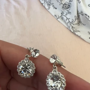 Örhängen  - Säljer dessa helt oanvända snö of Sweden örhängen!! Så glittriga och fina, skiner som bara den!! Nypris:300kr