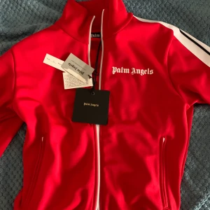 Palm Angels  - Säljer min Palm Angels track jacket då den inte passade mig riktigt vid köp. Slarvade med att komma ihåg sista returnerings datumet. Pris är inte hugget i sten!