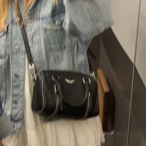 Zadig väska  - säljer min Zadig väska då jag vill köpa en ny. Köpt i maj detta året, på Zadigs hemsida   Väldigt fint skick och inget slitage,äktehetsbevis och dustbag finns. Köpt för 4000.