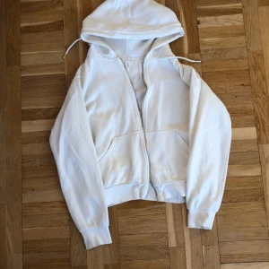 Hoodie - Vit Hoodie från HM, str S. Endast använd ett fåtal gånger då den inte längre passar min stil. Inga skador eller fläckar. 