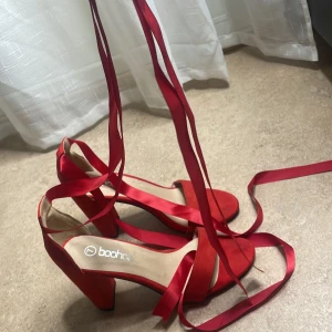 Klackskor - 8cm klack, storlek 40. Endast testade, inte använt. Jätte fina skor till fina tillfällen samt halloween 🎃 