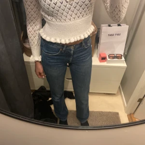 Jeans  - Säljer dessa fina mid Waist jeans från zara i blå färg, jag är 174 men passar under såklart också lite bättre i längd!💘