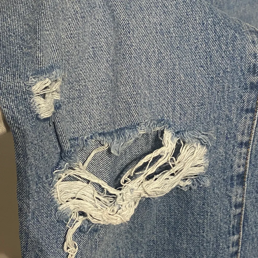 Såperfina, mer baggy model och mid/hög midja Hål på knäna💕 Skickar endast och frakt går på 69kr🌟. Jeans & Byxor.