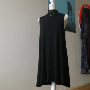 Klänning från Banned Alternative - Klänning från Banned Alternative med choker detalj i halsen. Gjord i mjukt stretchtyg, skön och luftig i passformen. Märkt strl L, även jag som oftast bär strl S tycker den sitter jättesnyggt på mig med  Använd och älskad :) men i bra skick, utan skador 