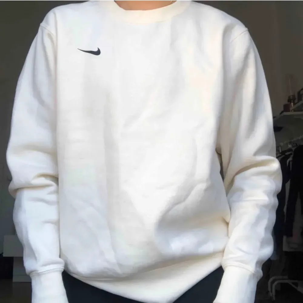 Nike vit sweatshirt, säljer då jag inte använder den längre. . Hoodies.