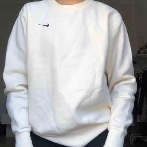 Nike vit sweatshirt, säljer då jag inte använder den längre. 
