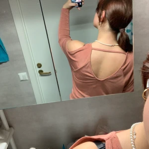 En långärmad tröja  - En cool rosa glansig långärmad blus från bikbok med en fin sömn där framme öppen rygg och armbågar💕🎀