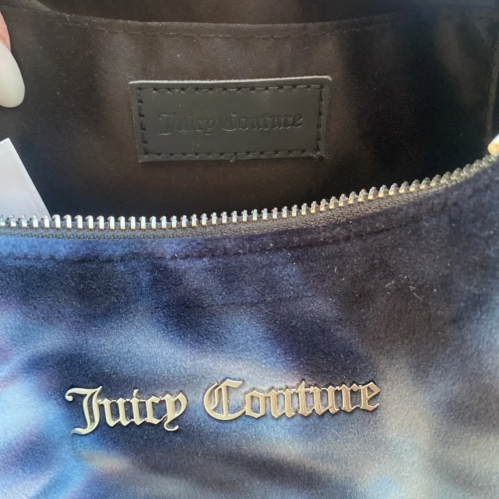 Helt oanvänd juicy couture väska nypris 750kr. Väskor.