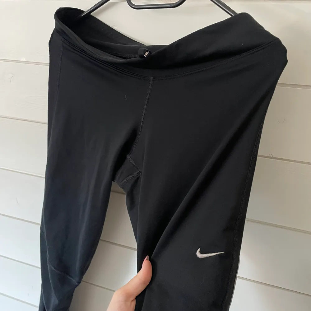 Snygga Nike träningstights, storlek S, har inte riktigt den passformen jag vill ha så dom kommer inte till användning . Jeans & Byxor.