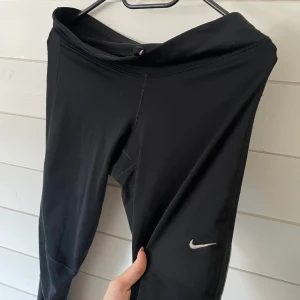 Nike springtights - Snygga Nike träningstights, storlek S, har inte riktigt den passformen jag vill ha så dom kommer inte till användning 