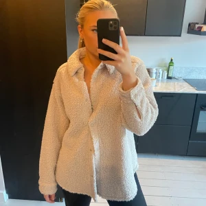 Teddy skjorta - Teddy skjortjacka från HM. Går att användas som både jacka och skjorta. Storlek S. Använd 2 gånger.