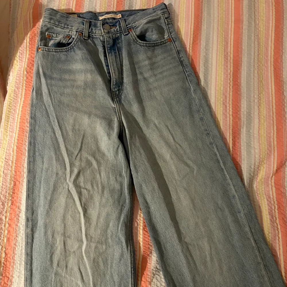 Levis modell High loose i storlek w26 l31 som inte kommer till användning! Fint skick endast använda fåtal gånger 💘. Jeans & Byxor.