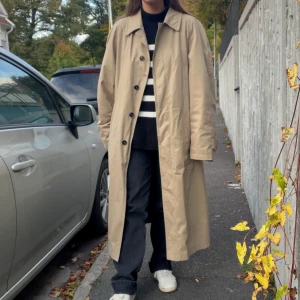 Trenchcoat  - Trenchcoat i väldigt bra skick. Den har ett avtagbart foder så funkar för både kyligare och varmare väder. Kan inte hitta storlek men skulle säga XL då den sitter väldigt oversized på mig som är en S. Kan gå ner i pris vid snabb affär! 
