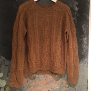 Stickad tröja - En jätte mysig stickad tröja i brun. Nytt skick! Kan mötas upp i Stockholm!!