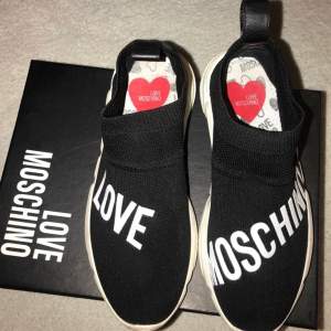 HALVA PRISET!! ”Love Moschino” skor som använts endast 2 gånger och har ingen slitage. Ser ut som helt nya förutom sulan som enkelt går att göra rent.  Originalförpackning finns.   Storlek: 37   Nypris: 2000 kr. Mitt pris: 1250 kr, köpta på Zalando. 