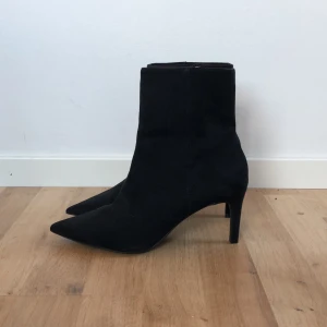 Stövletter med stilettklack  - Stövletter med spetsig tå och stilettklack. Aldrig använda, prislapp kvar. Stl 39 men lite små i storleken.