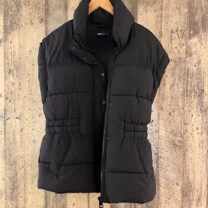 Gina tricot väst strl xs 😍 - Oversize, passar alltså även s! Superfin, knappt använd! Klicka gärna på köp direkt, supersmidigt! Kan skicka fler bilder vid behov ❤️