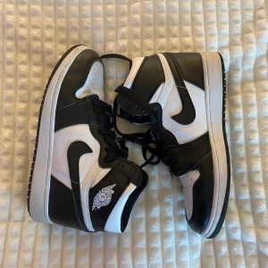 Jordan 1 - NU SÄLJER JAG DESSSA!! Säljer pga använder sällan, då under sidan av skon knappt är smutsig. Storlek 37,5 men passar mig som vanligtvis har 37, de är lite mindre. Skorna är i modellen high, meddela för fler rågor. Priset diskuteras!!!😌🥰