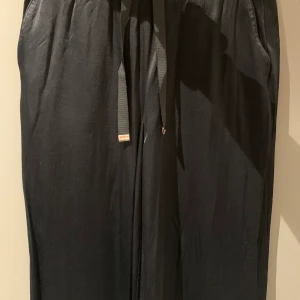 Byxor i satin från Tommy Hilfiger - Väldigt mjuka och sköna byxor i santin, knappt använda och säljer av den anledningen. Storlek XS