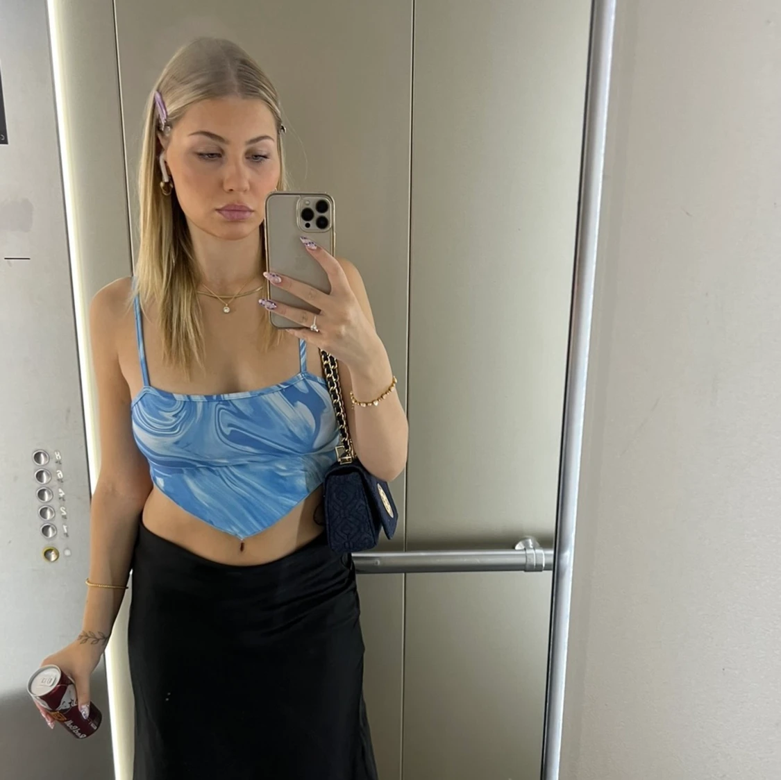 Blå topp med mönster