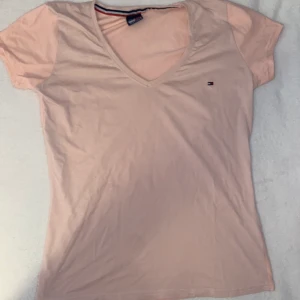 Rosa Tommy Hilfiger t-shitt - Pastellrosa t-shirt. Bra skick. 
