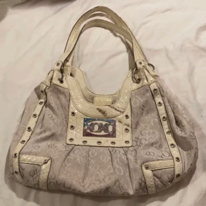 Skitsnygg axelväska - Superfin väska från xoxo! Man kan använda den som skolväska då man får plats en dator i den! Skitsnygga detaljer och färg ❗️