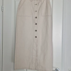 Kjol - Kjol som har använts ett få par gånger. I bra skick.  Storlek EU 34/S  OBS! Frakten ingår i priset.